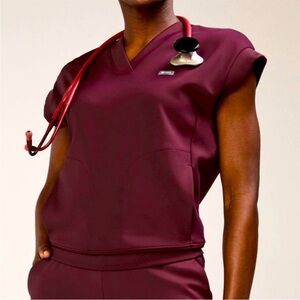 Figs Women's V-Neck Top in Burgundy size L